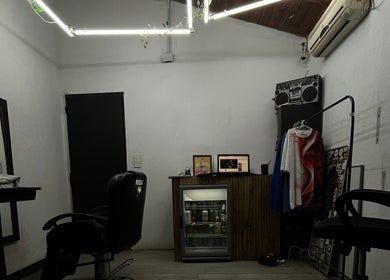 Interior moderno de 𝕮𝖚𝖙𝖟 studio en Pilar, Provincia De Buenos Aires, AR, mostrando sillas y decoración.