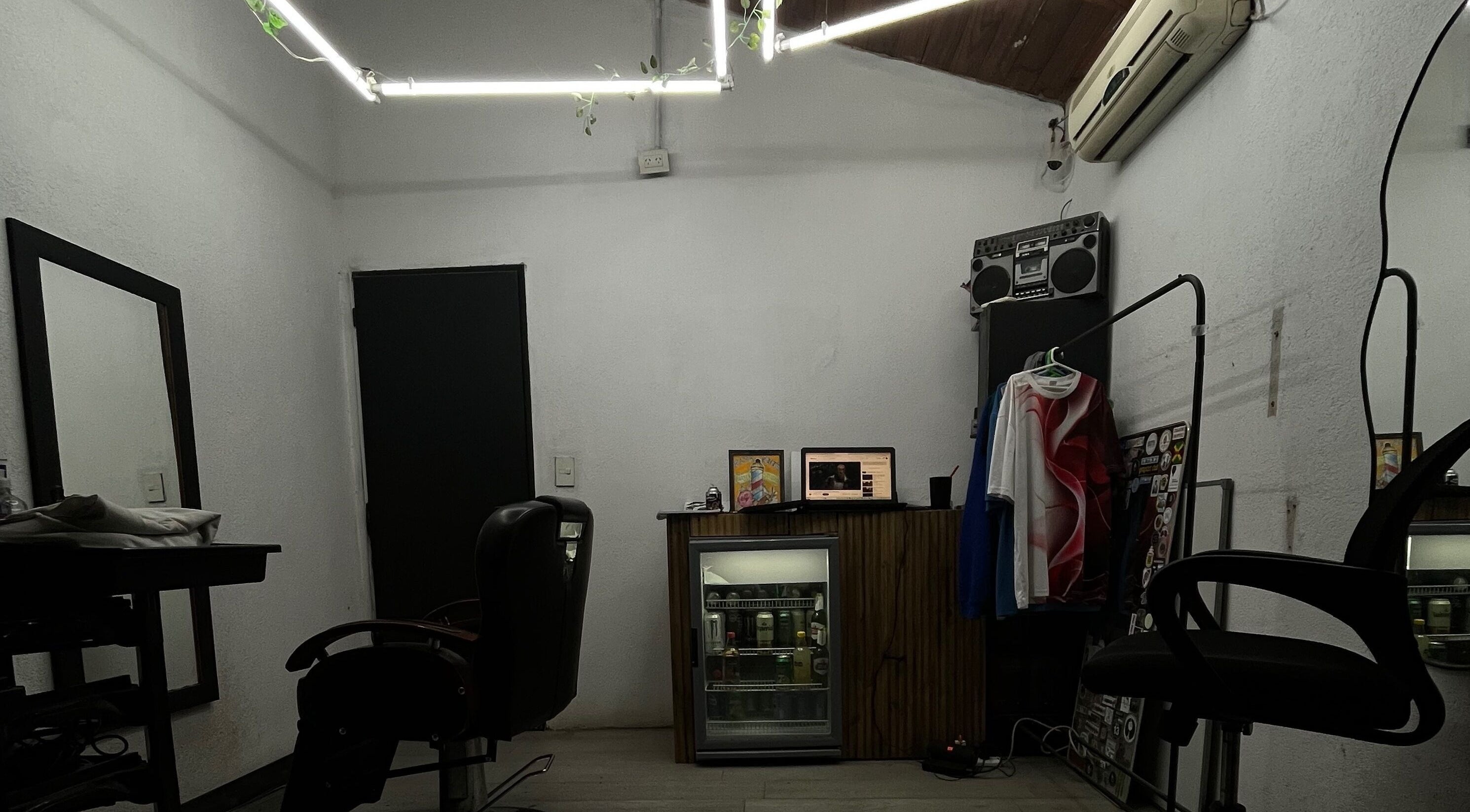 Interior moderno de 𝕮𝖚𝖙𝖟 studio en Pilar, Provincia De Buenos Aires, AR, mostrando sillas y decoración.