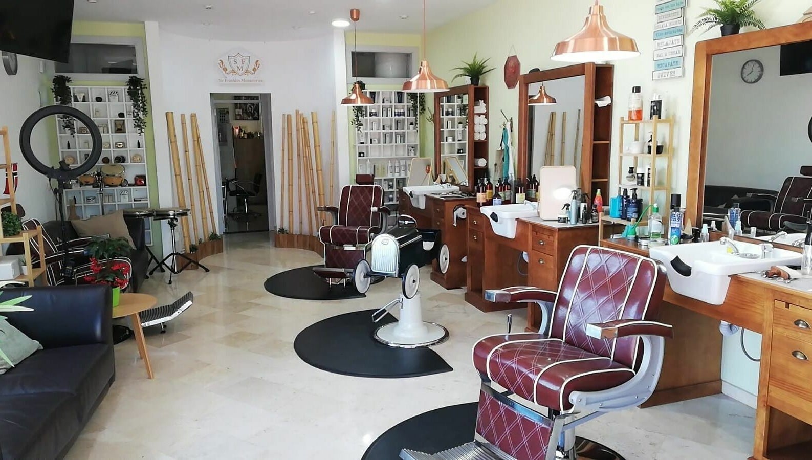 Interior de Sir Franklin Monasterios - Mijas Costa en Riviera del Sol, Andalucía, ES, mostrando sillas de barbero.