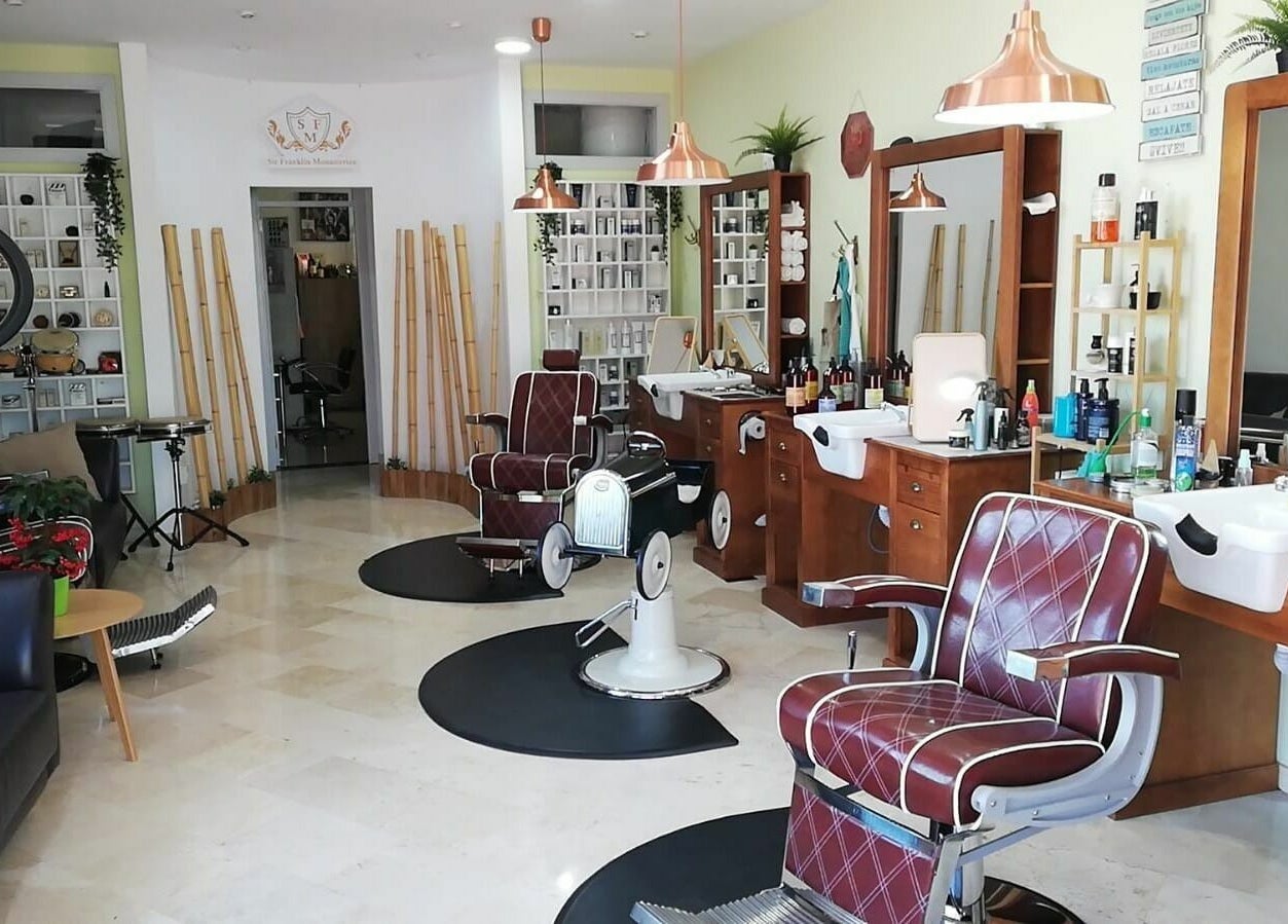 Interior de Sir Franklin Monasterios - Mijas Costa en Riviera del Sol, Andalucía, ES, mostrando sillas de barbero.