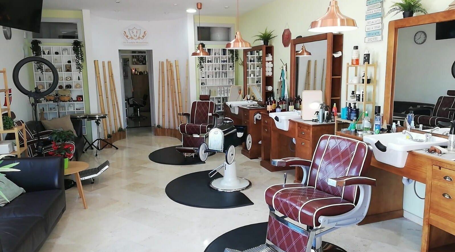 Interior de Sir Franklin Monasterios - Mijas Costa en Riviera del Sol, Andalucía, ES, mostrando sillas de barbero.