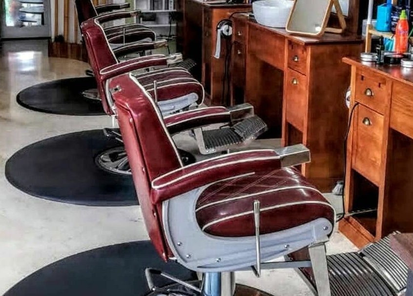 Sillas de barbería en Sir Franklin Monasterios - Mijas Costa, Riviera del Sol, Andalucía, ES.