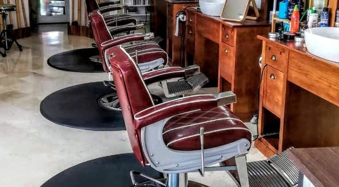 Sillas de barbería en Sir Franklin Monasterios - Mijas Costa, Riviera del Sol, Andalucía, ES.