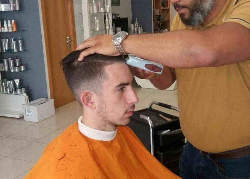 Barbero realizando un corte en Sir Franklin Monasterios - Mijas Costa, ubicado en Riviera del Sol, Andalucía, ES.