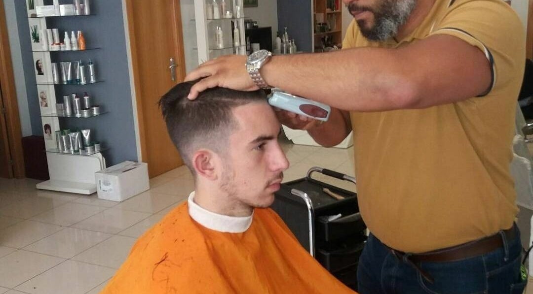 Barbero realizando un corte en Sir Franklin Monasterios - Mijas Costa, ubicado en Riviera del Sol, Andalucía, ES.