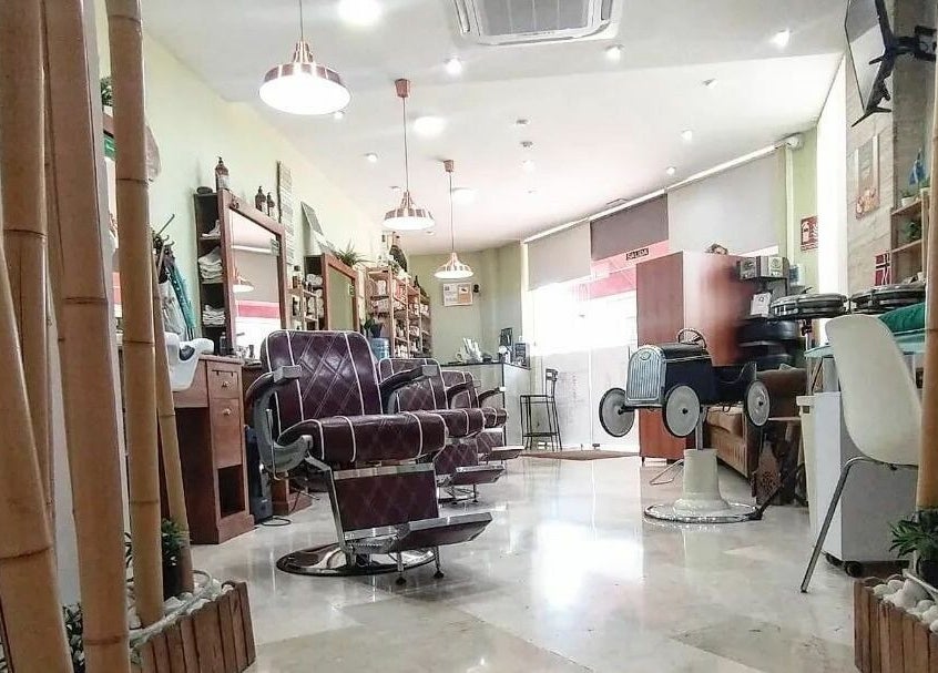 Interior moderno de Sir Franklin Monasterios - Mijas Costa, en Riviera del Sol, Andalucía, ES con sillas elegantes.