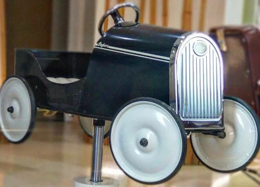 Auto de juguete clásico en Sir Franklin Monasterios - Mijas Costa, Riviera del Sol, Andalucía, ES.