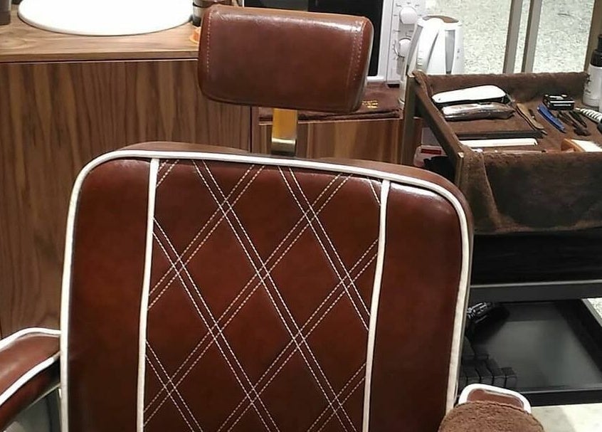 Silla de barbero clásica en Sir Franklin Monasterios - Mijas Costa, Riviera del Sol, Andalucía, ES.