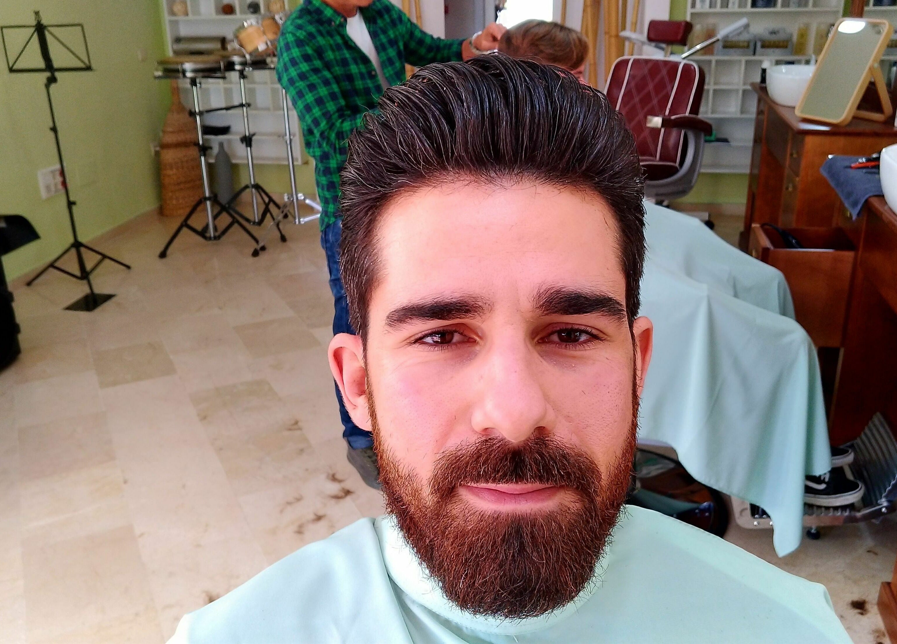 Cliente satisfecho con corte de cabello en Sir Franklin Monasterios - Mijas Costa, Riviera del Sol, Andalucía, ES.