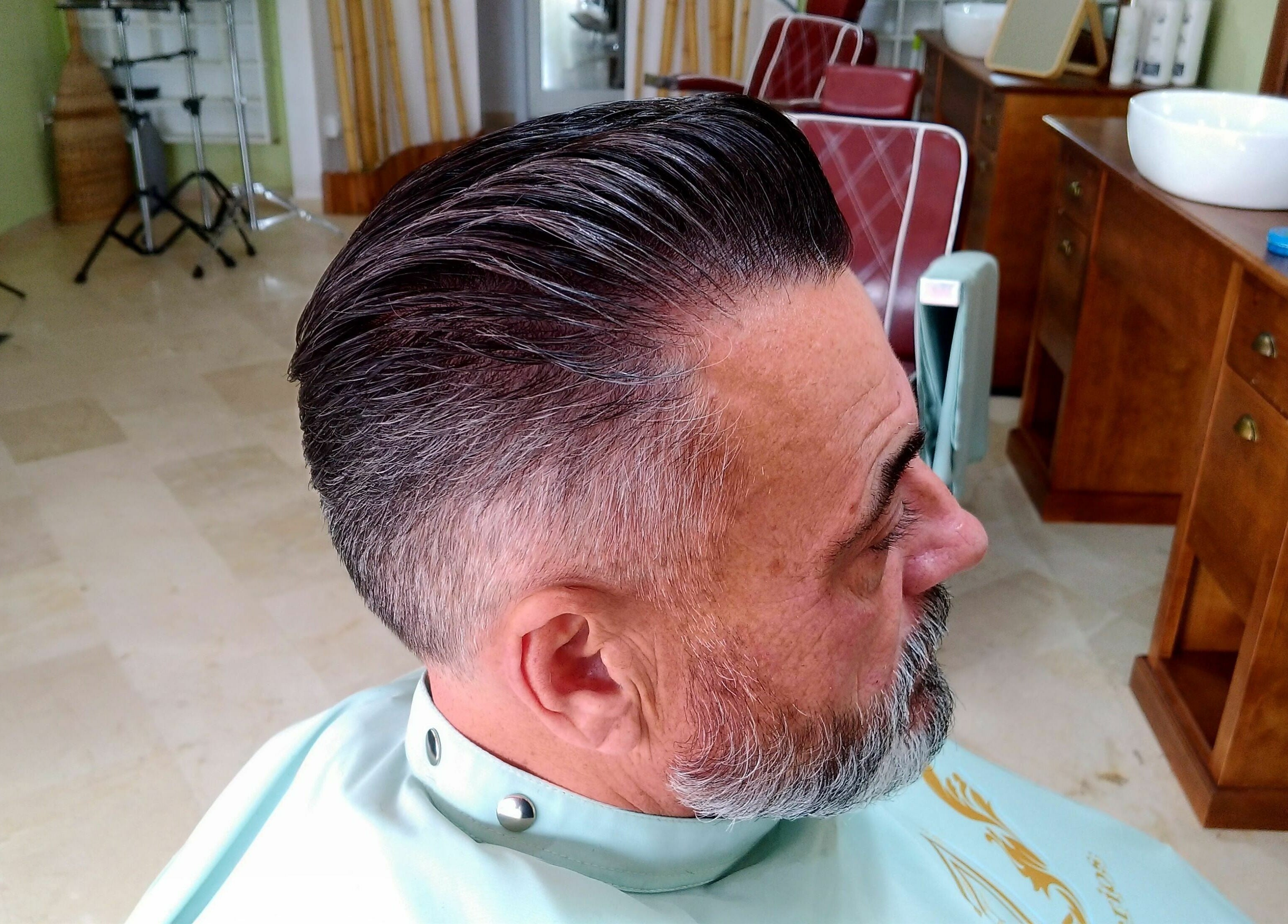 Peinado elegante en Sir Franklin Monasterios - Mijas Costa, situado en Riviera del Sol, Andalucía, ES.