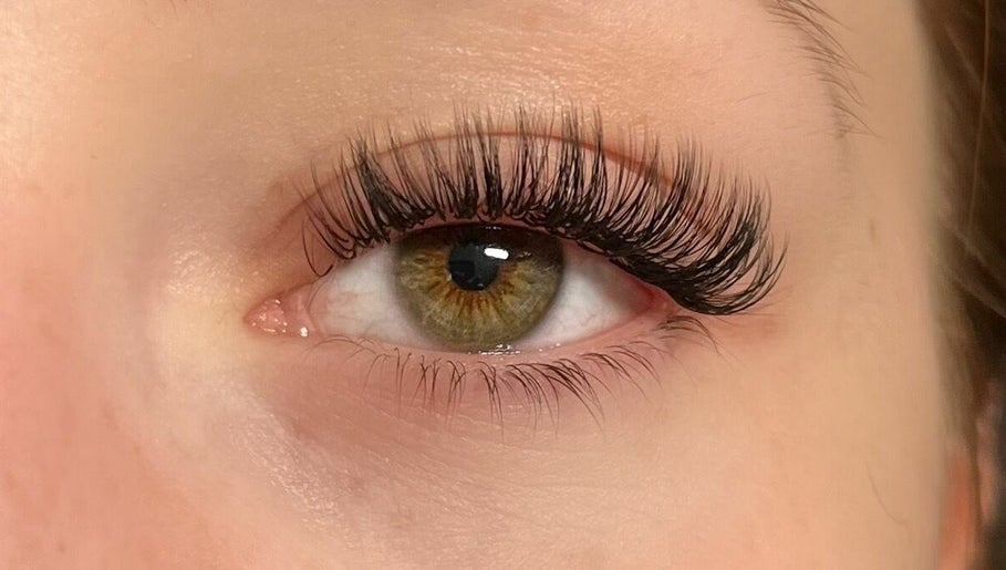 Frenchie’s Lashes billede 1