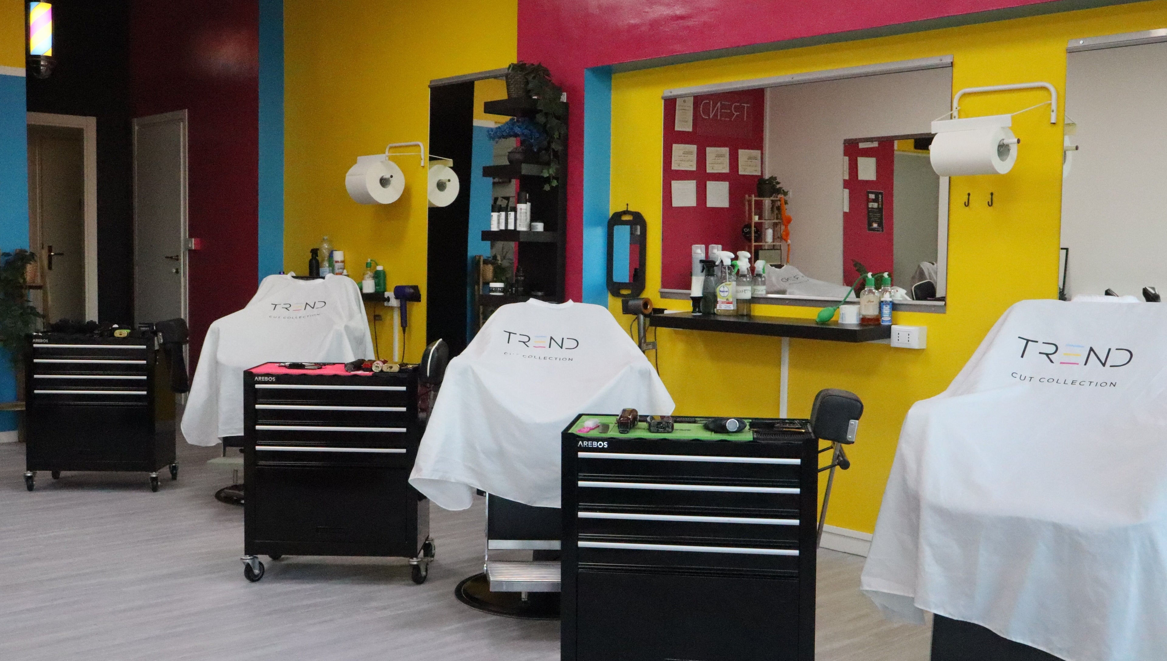 Interno del salone Trend Cut Collection a Manoppello Scalo, Abruzzo, IT con poltrone e arredamento vivace.