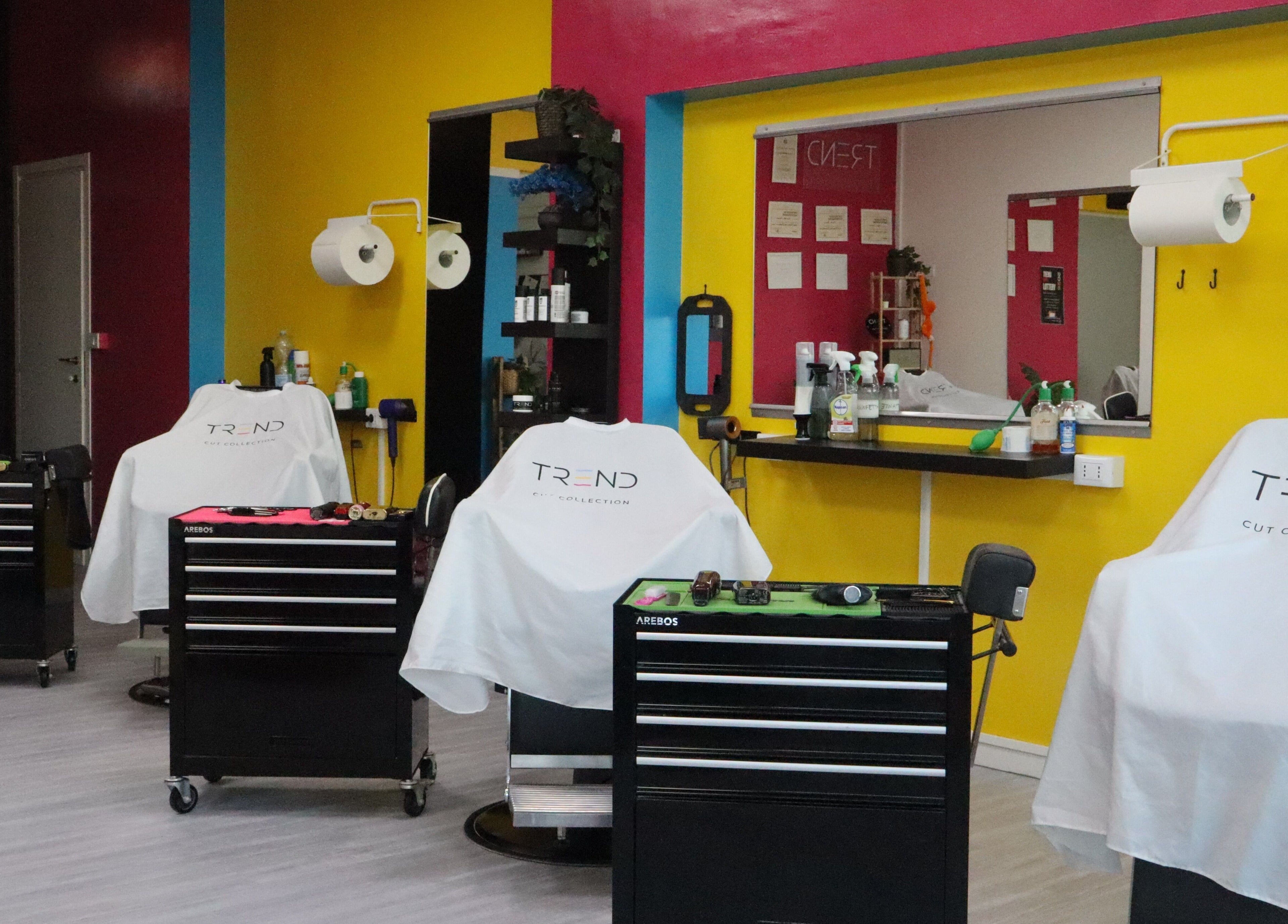 Interno del salone Trend Cut Collection a Manoppello Scalo, Abruzzo, IT con poltrone e arredamento vivace.