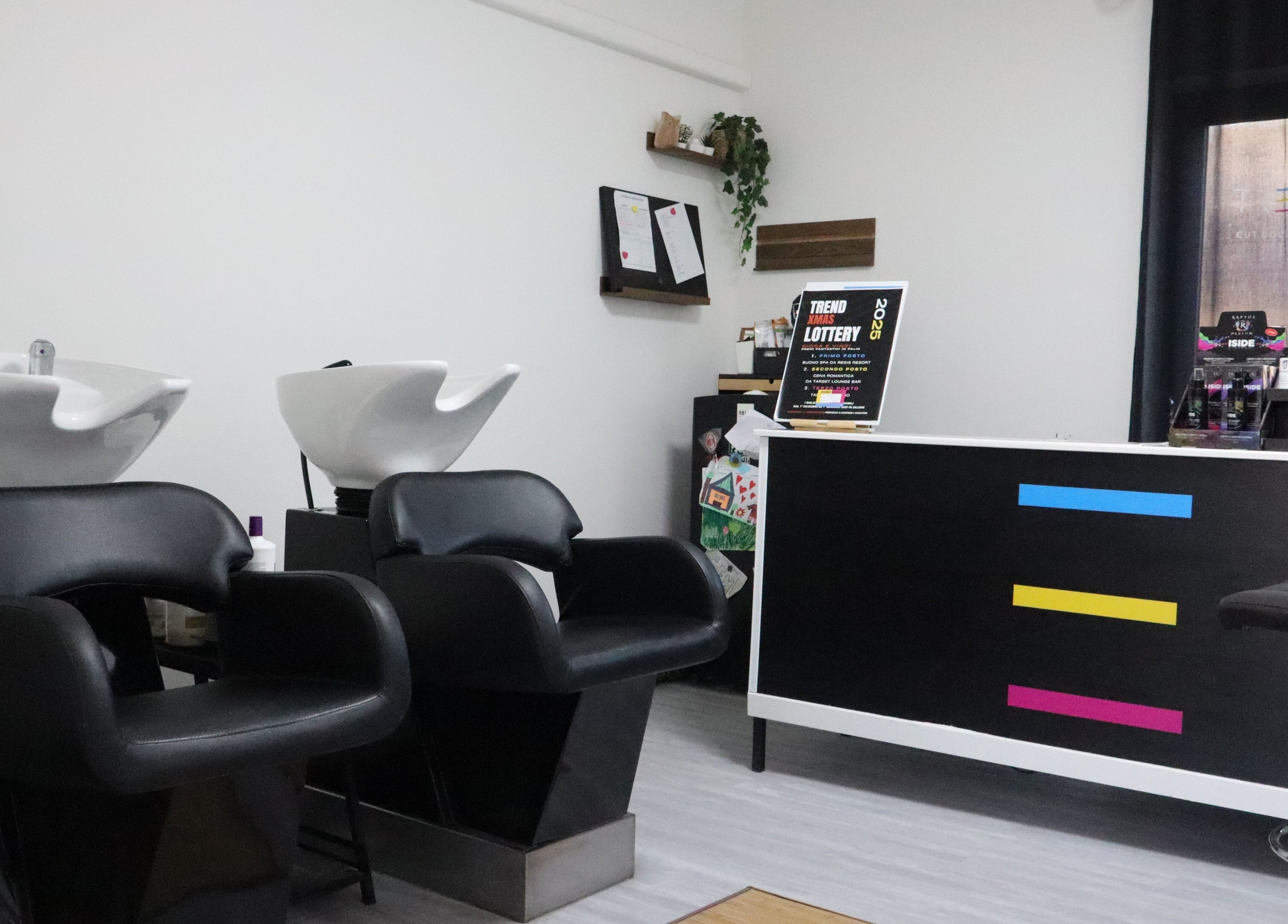 Interno moderno di Trend Cut Collection, Manoppello Scalo, Abruzzo, IT con lavabi e sedute eleganti.