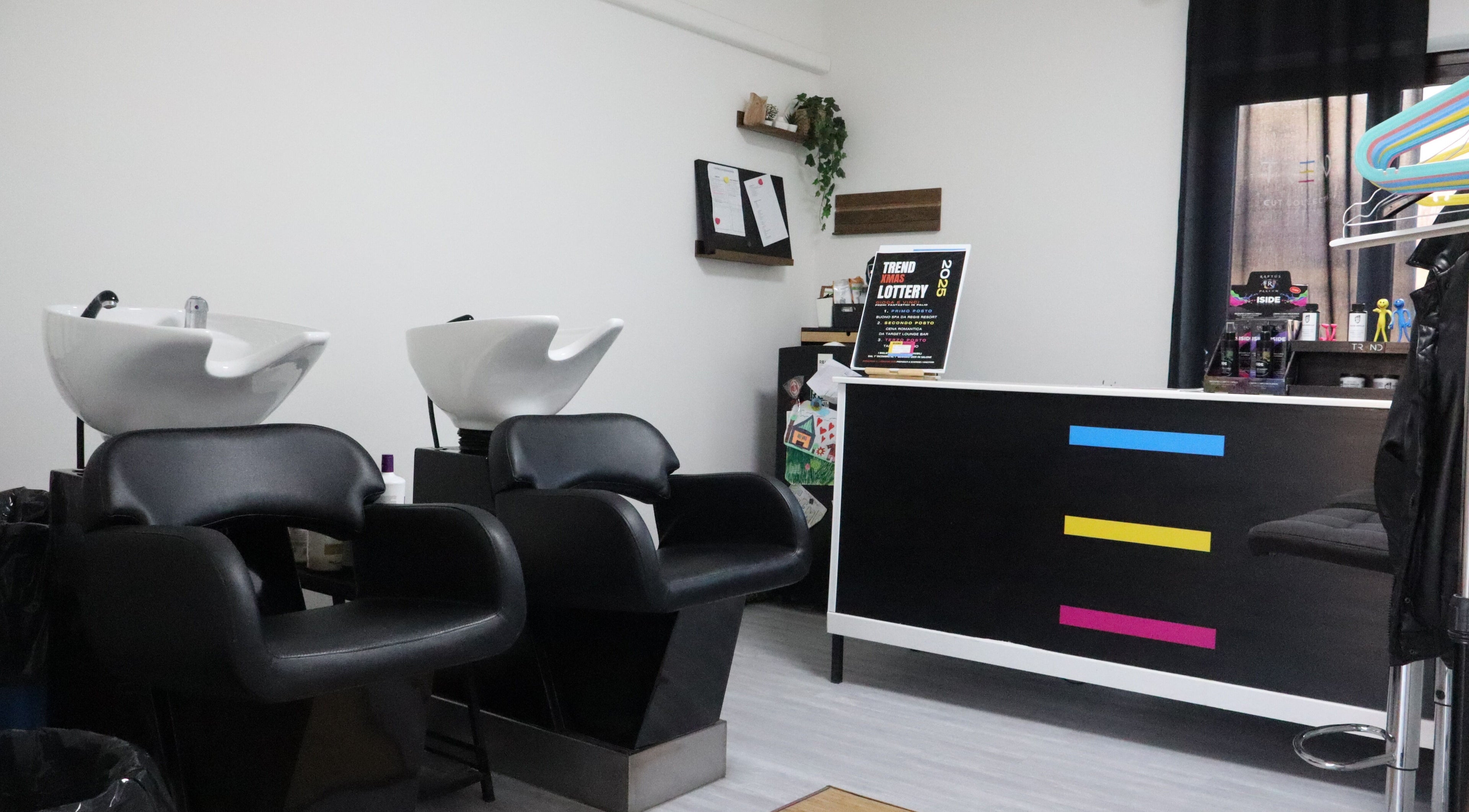 Interno moderno di Trend Cut Collection, Manoppello Scalo, Abruzzo, IT con lavabi e sedute eleganti.