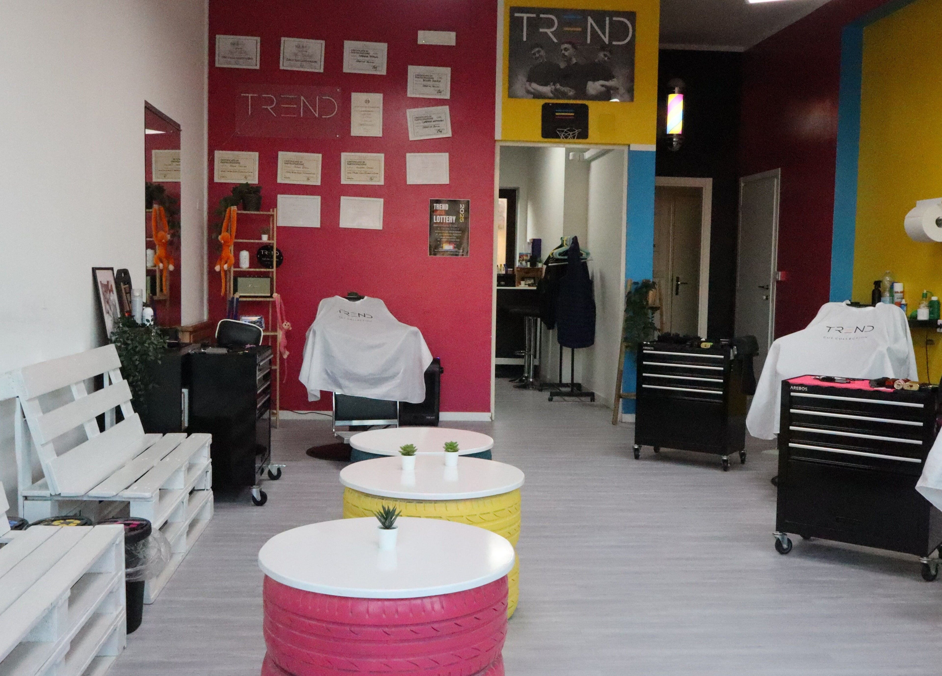 Interno del salone Trend Cut Collection a Manoppello Scalo, Abruzzo, IT con arredamento vivace e moderno.