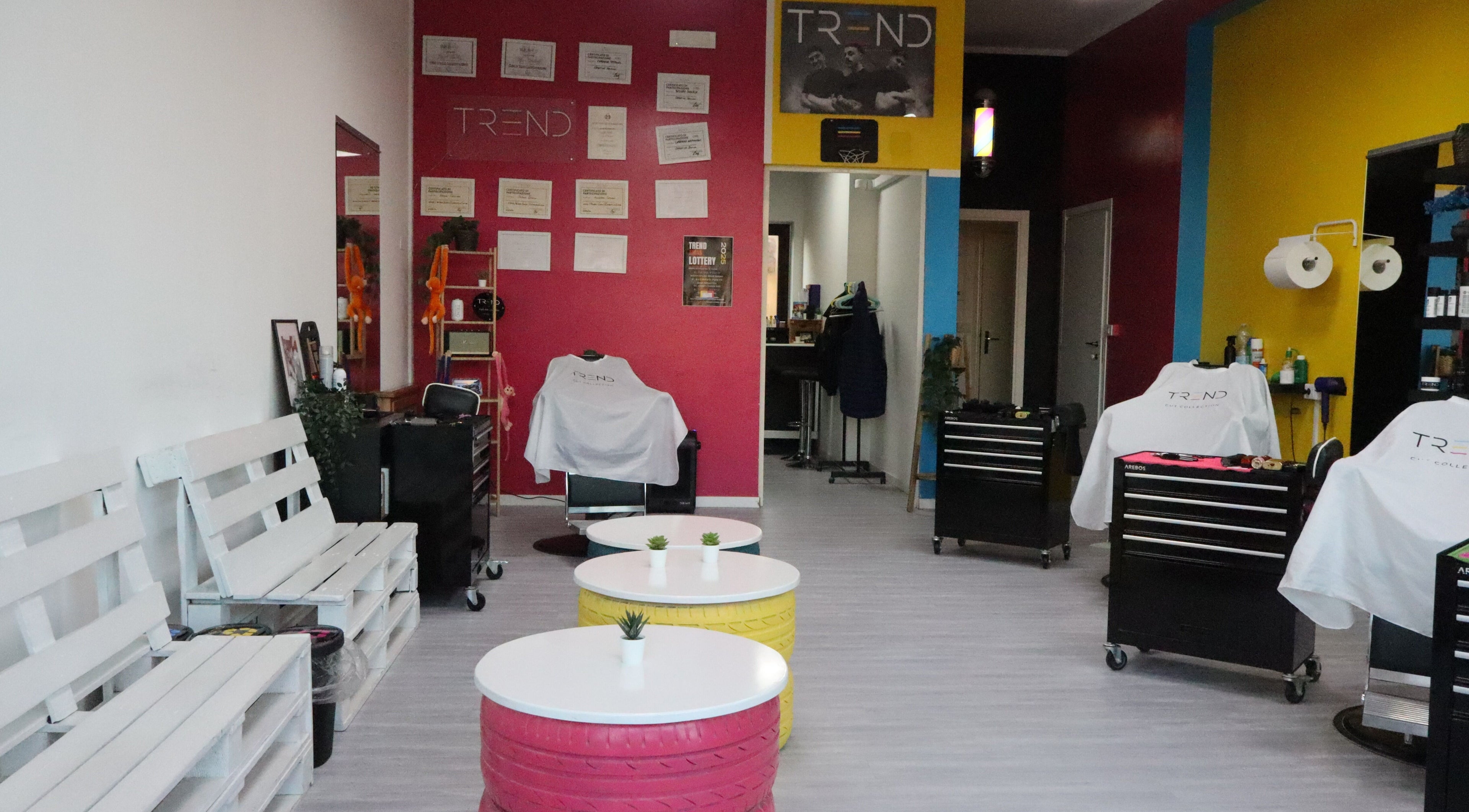 Interno del salone Trend Cut Collection a Manoppello Scalo, Abruzzo, IT con arredamento vivace e moderno.