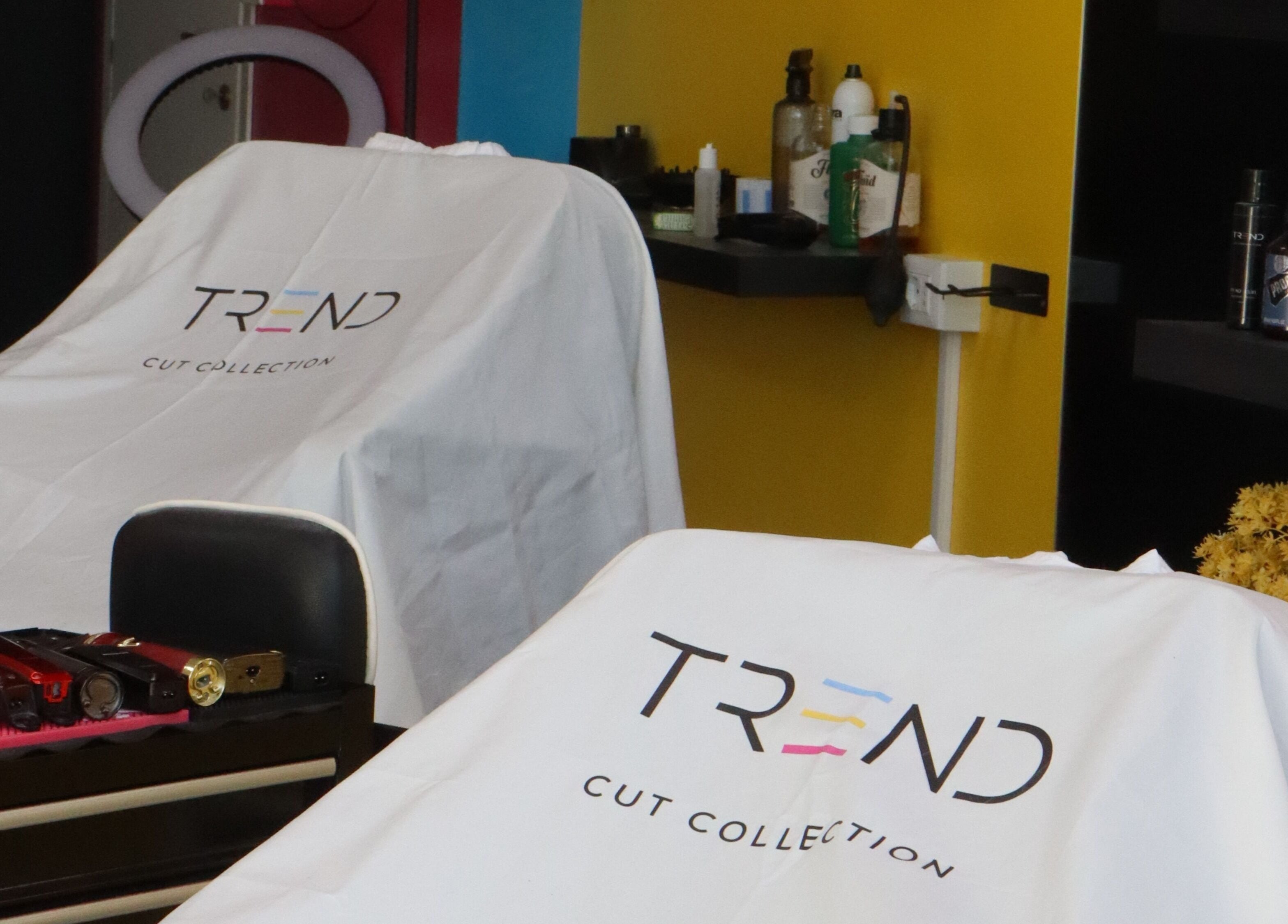 Postazioni di lavoro eleganti presso Trend Cut Collection, Manoppello Scalo, Abruzzo, IT. Ambiente accogliente e moderno.