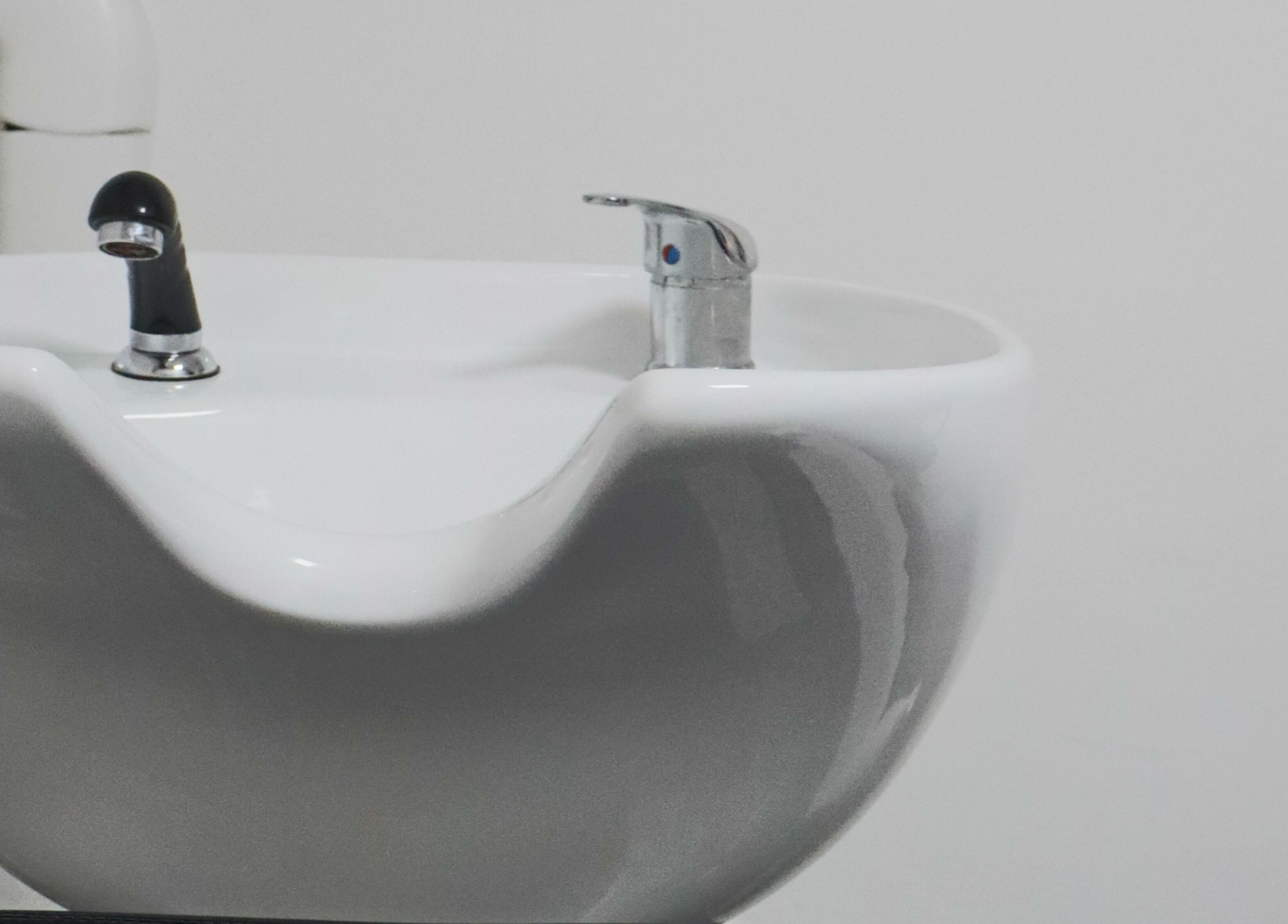 Lavabo moderno e funzionale presso Trend Cut Collection a Manoppello Scalo, Abruzzo, IT.