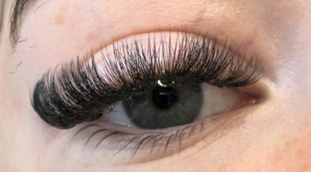 Lash’D by Ellie Abbotswell Road – obraz 2