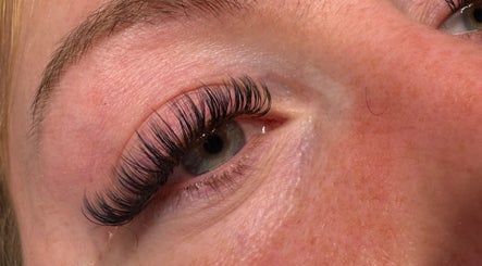 Lash’D by Ellie - Abbotswell Road obrázek 3