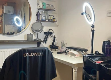 Cozy styling station at Leah Marie Hairstylist, Bristol, England, GB with mirror and beauty tools.