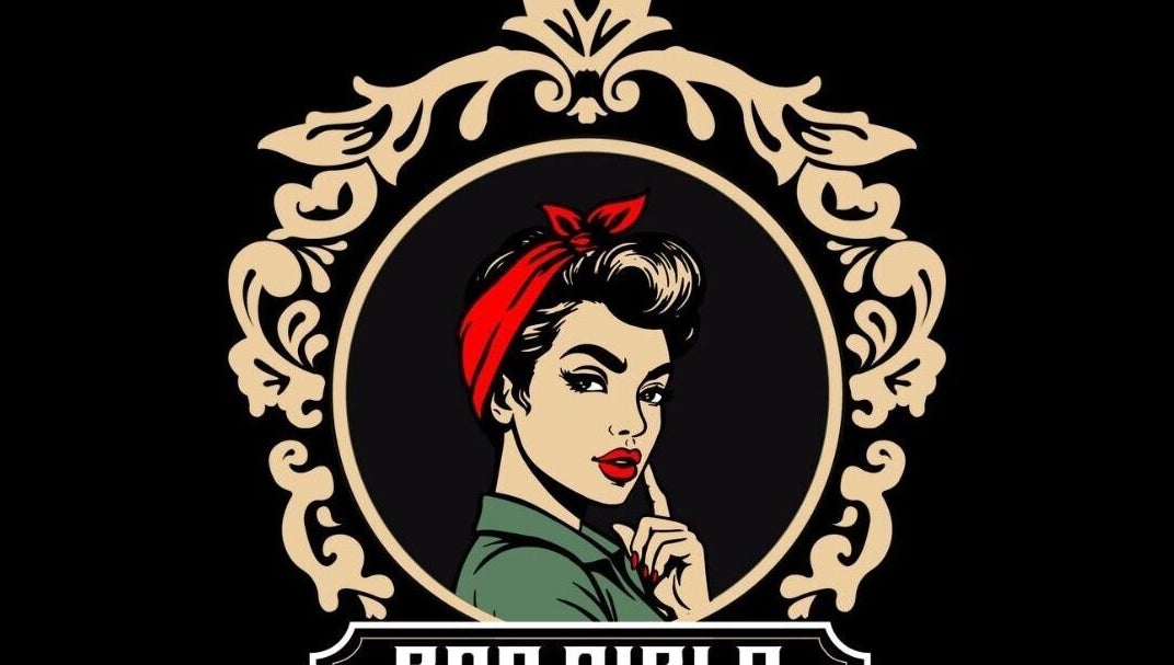 Logo icónico de BAD GIRLS SPA en Bogotá, CO, con un diseño retro elegante y femenino.