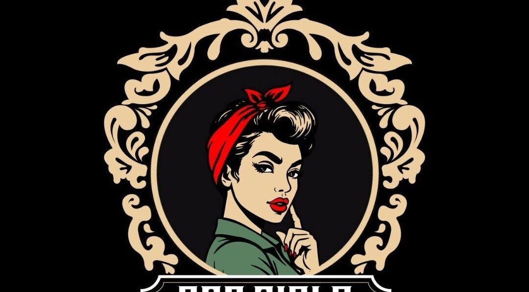 Logo icónico de BAD GIRLS SPA en Bogotá, CO, con un diseño retro elegante y femenino.