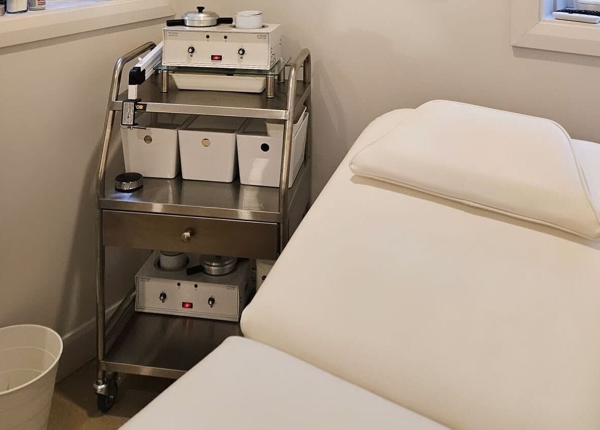 Cozy waxing room at L.F Waxing in Montreal, Québec, CA, showcasing a treatment bed and equipment.