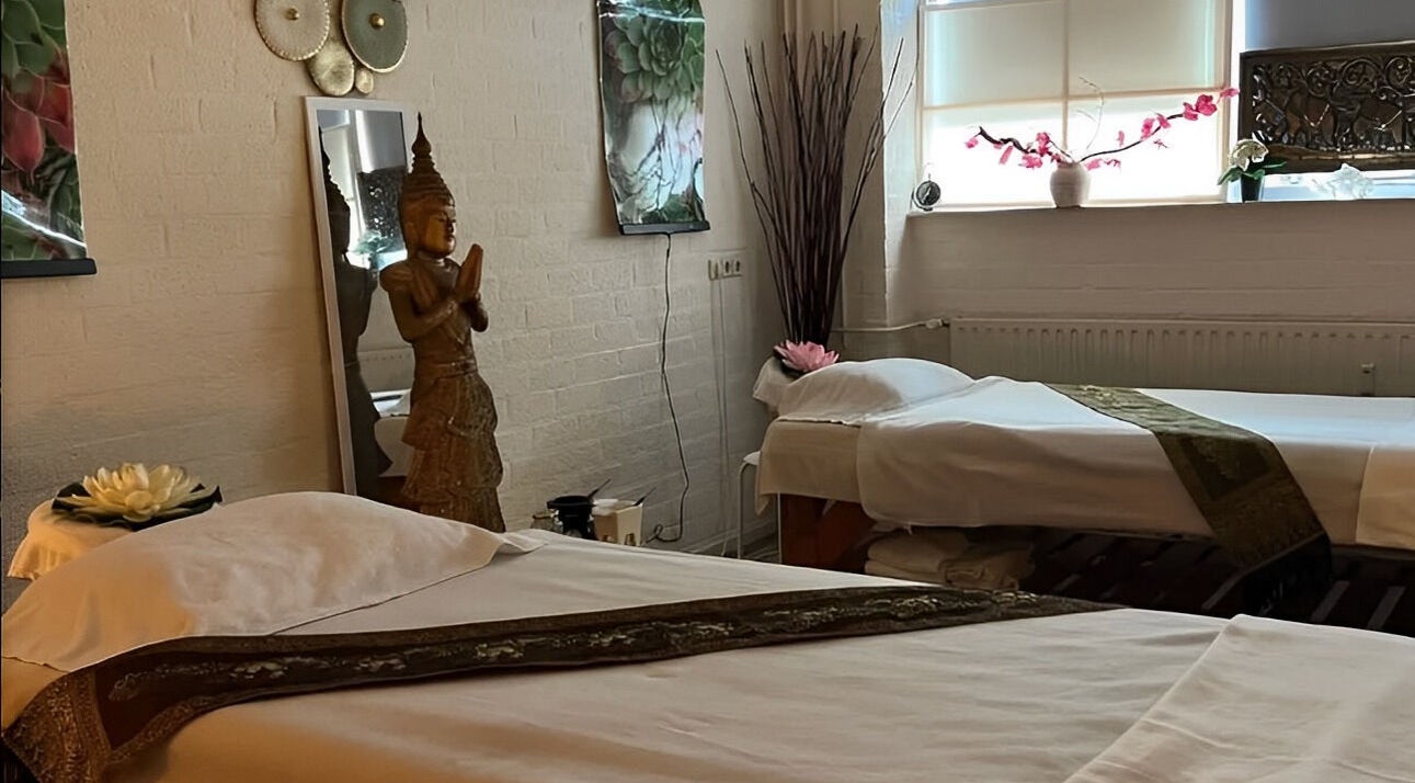 Rustige massagekamer bij Amersfoort Thai Massage, Amersfoort, Utrecht, NL met Boeddhabeeld en massagebedden.