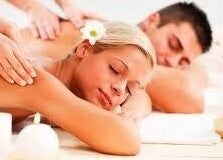 Pareja disfrutando de un masaje en Yiyi Estética y Spa, Desamparados, San José, CR.