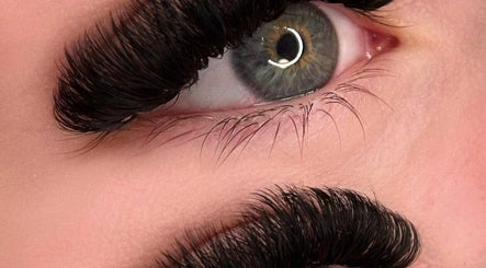 Luna Lashes image 2