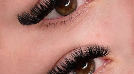 Luna Lashes image 3
