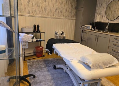 Behandlingsrom hos Gita Beauty Studio, Hønefoss, Viken, NO. Lys og rolig atmosfære.