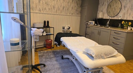 Behandlingsrom hos Gita Beauty Studio, Hønefoss, Viken, NO. Lys og rolig atmosfære.