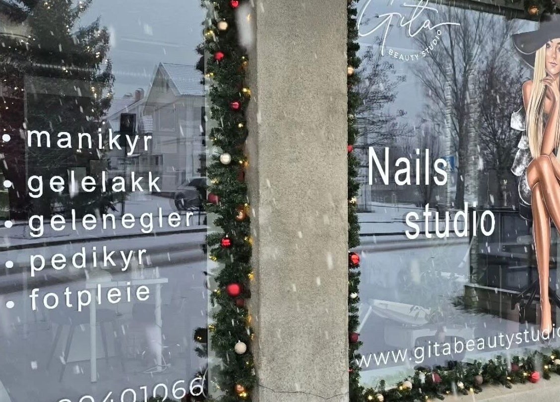 Gita Beauty Studio vindusdekorasjon med julelys i Hønefoss, Viken, NO.