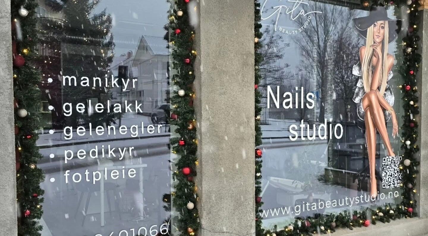 Gita Beauty Studio vindusdekorasjon med julelys i Hønefoss, Viken, NO.