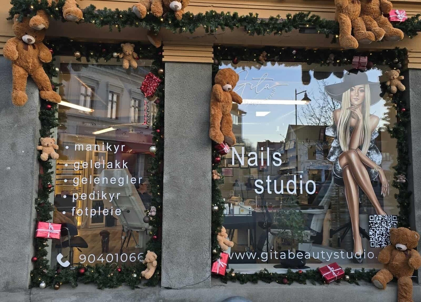 Juledekorert vindu på Gita Beauty Studio i Hønefoss, Viken, NO, med bamser og negleservice.