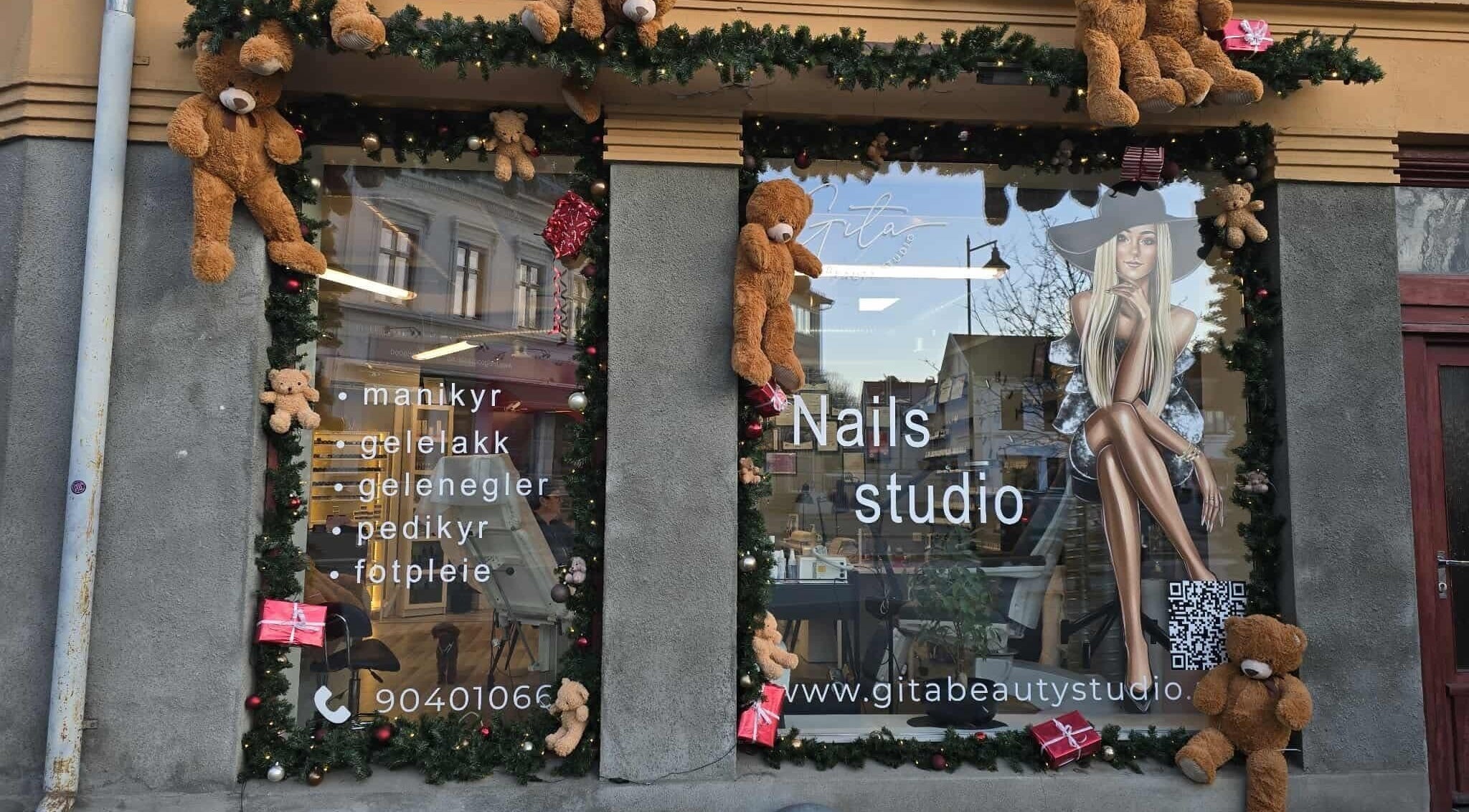 Juledekorert vindu på Gita Beauty Studio i Hønefoss, Viken, NO, med bamser og negleservice.