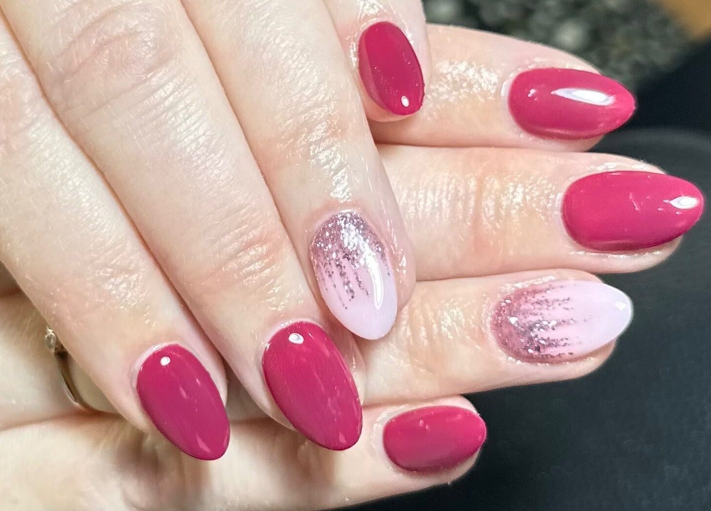 Elegant pink nails with glitter at Libby’s Beauty in Welcombe, England, GB.