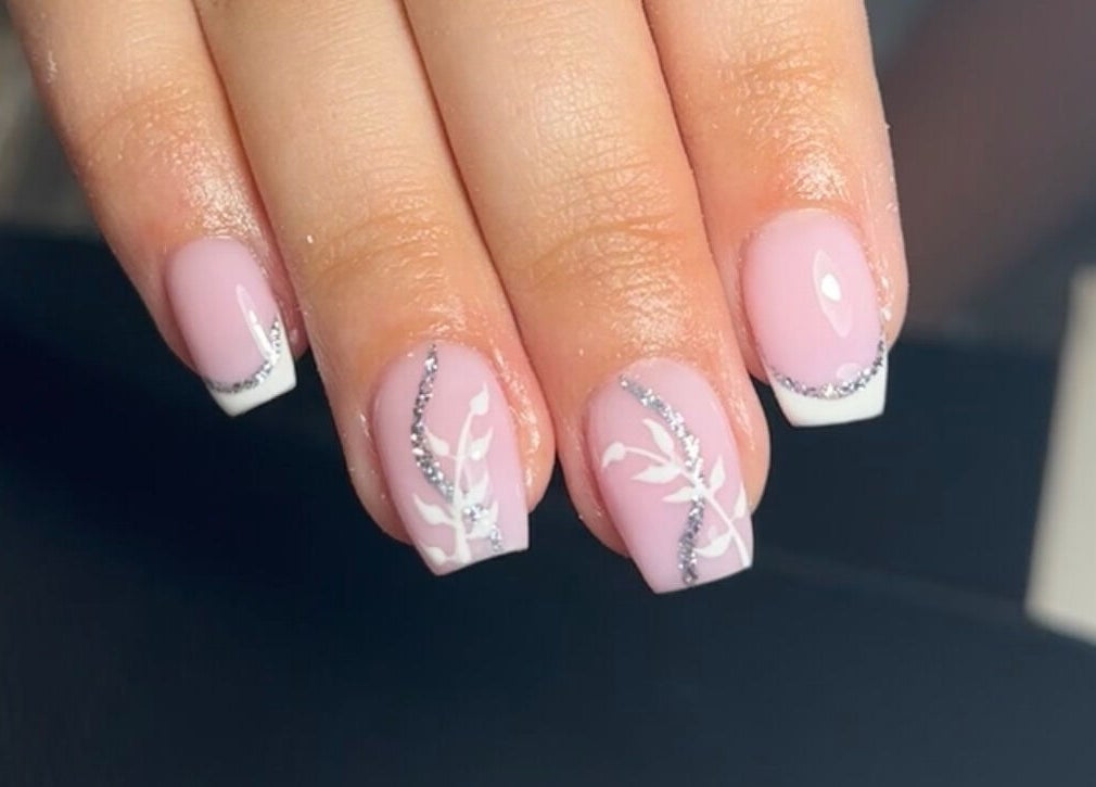 Elegant pink and white floral nails at Libby’s Beauty in Welcombe, England, GB.