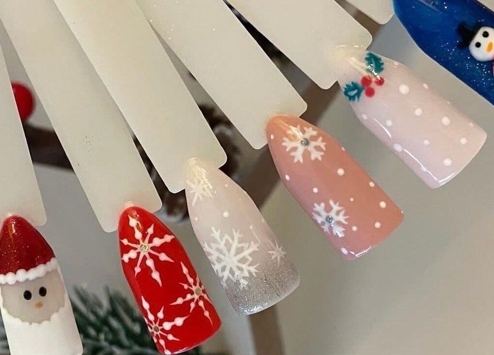 Festive nail art designs at Libby’s Beauty, Welcombe, England, GB. Showcase of holiday-themed nail artistry.