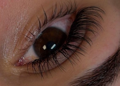 Close-up of styled eyelashes at Kinesha Studio, Bedford, England, GB, showcasing expert beauty services.