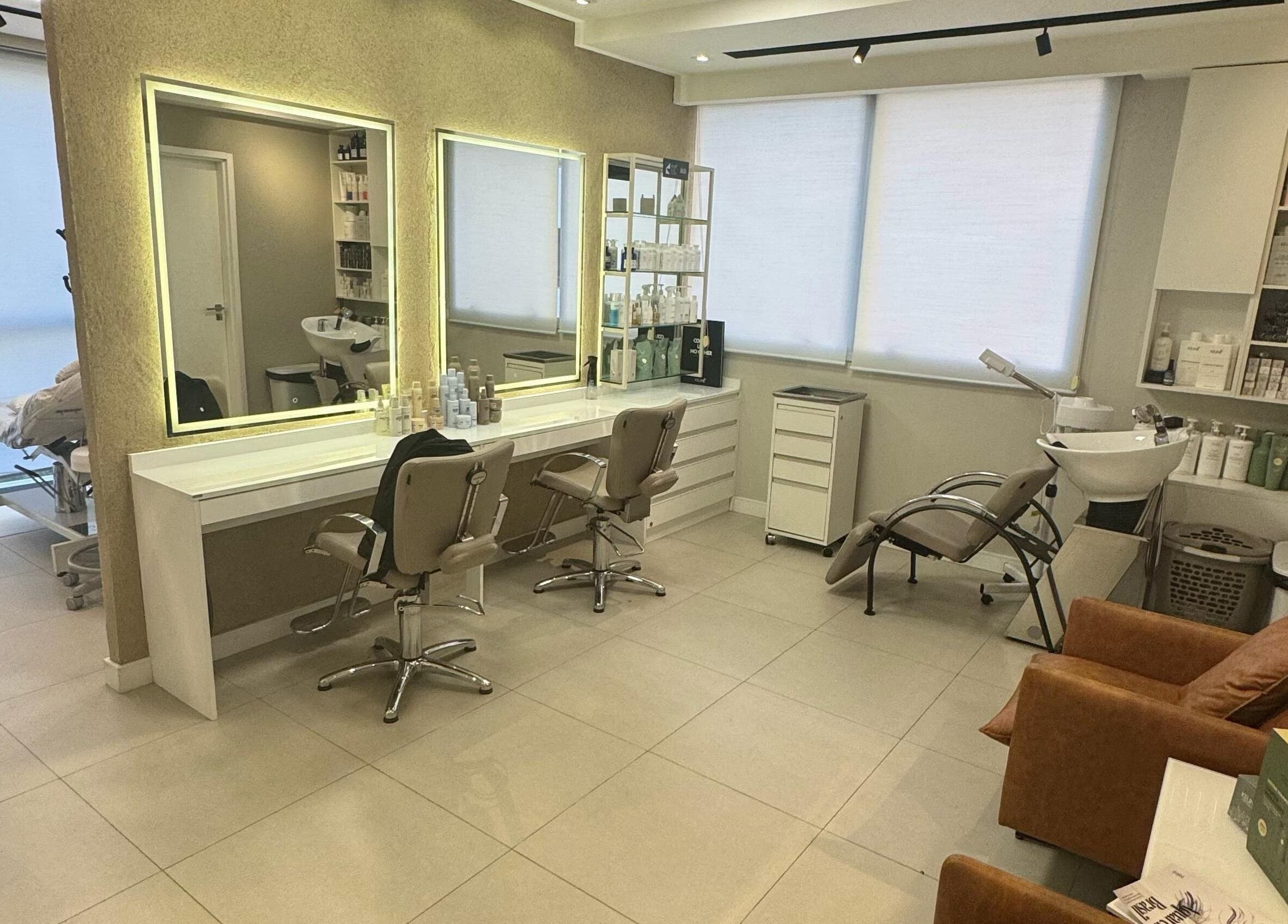 Interior moderno do RB Studio - Cabeleireiro | Colorista & Remoção a Laser em Rio Grande Do Sul, BR.