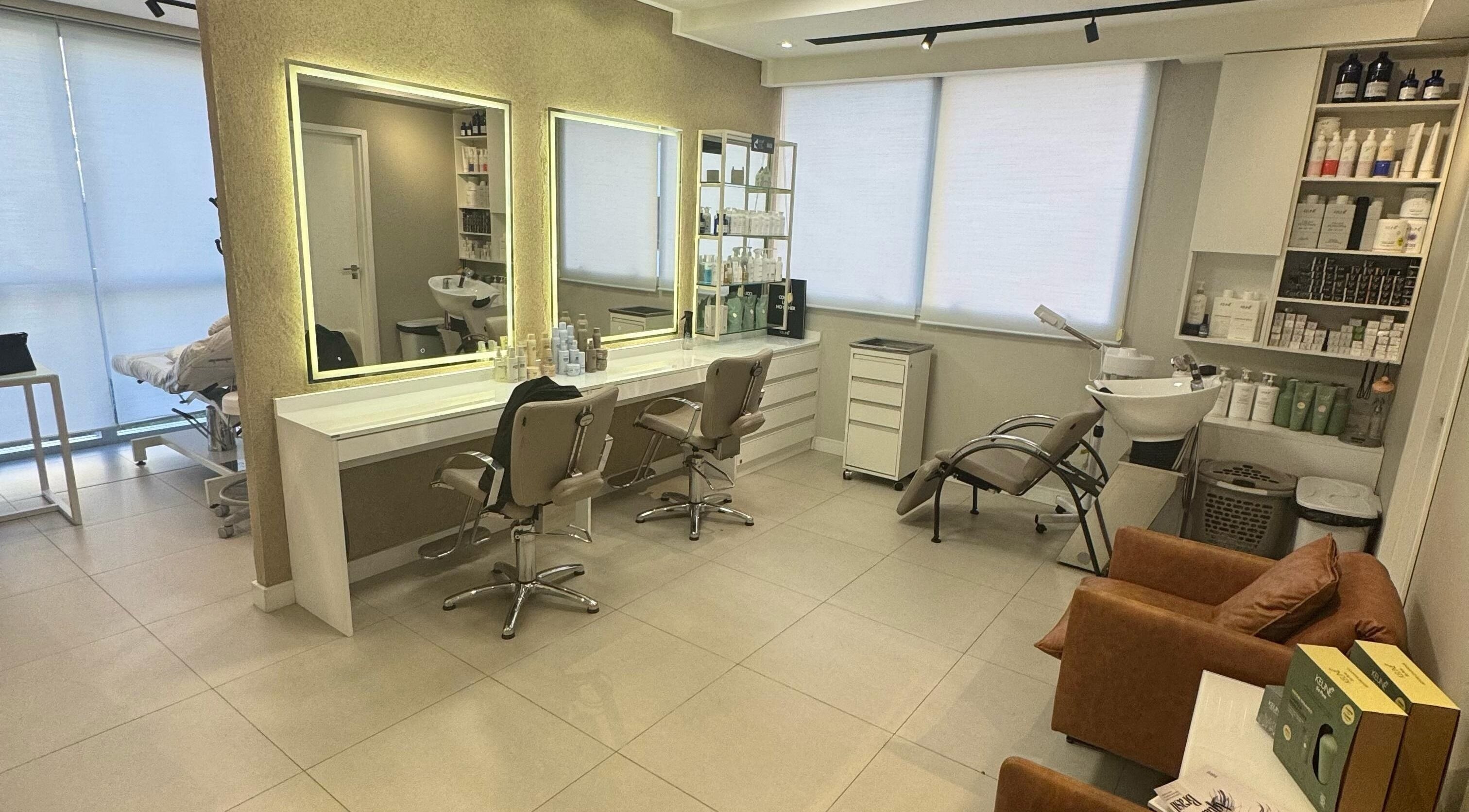 Interior moderno do RB Studio - Cabeleireiro | Colorista & Remoção a Laser em Rio Grande Do Sul, BR.