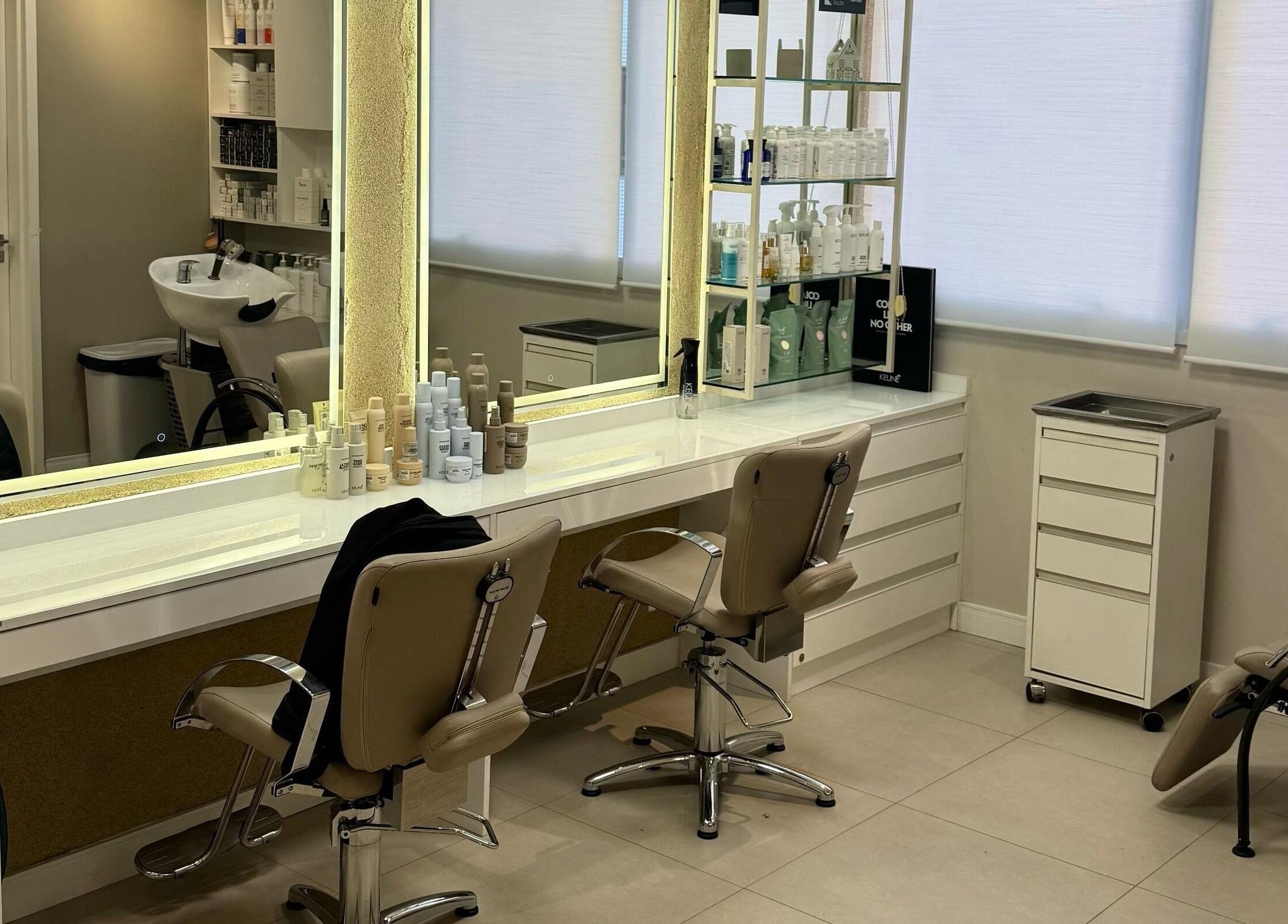 Interior moderno do RB Studio - Cabeleireiro | Colorista & Remoção a Laser em Rio Grande Do Sul, BR.