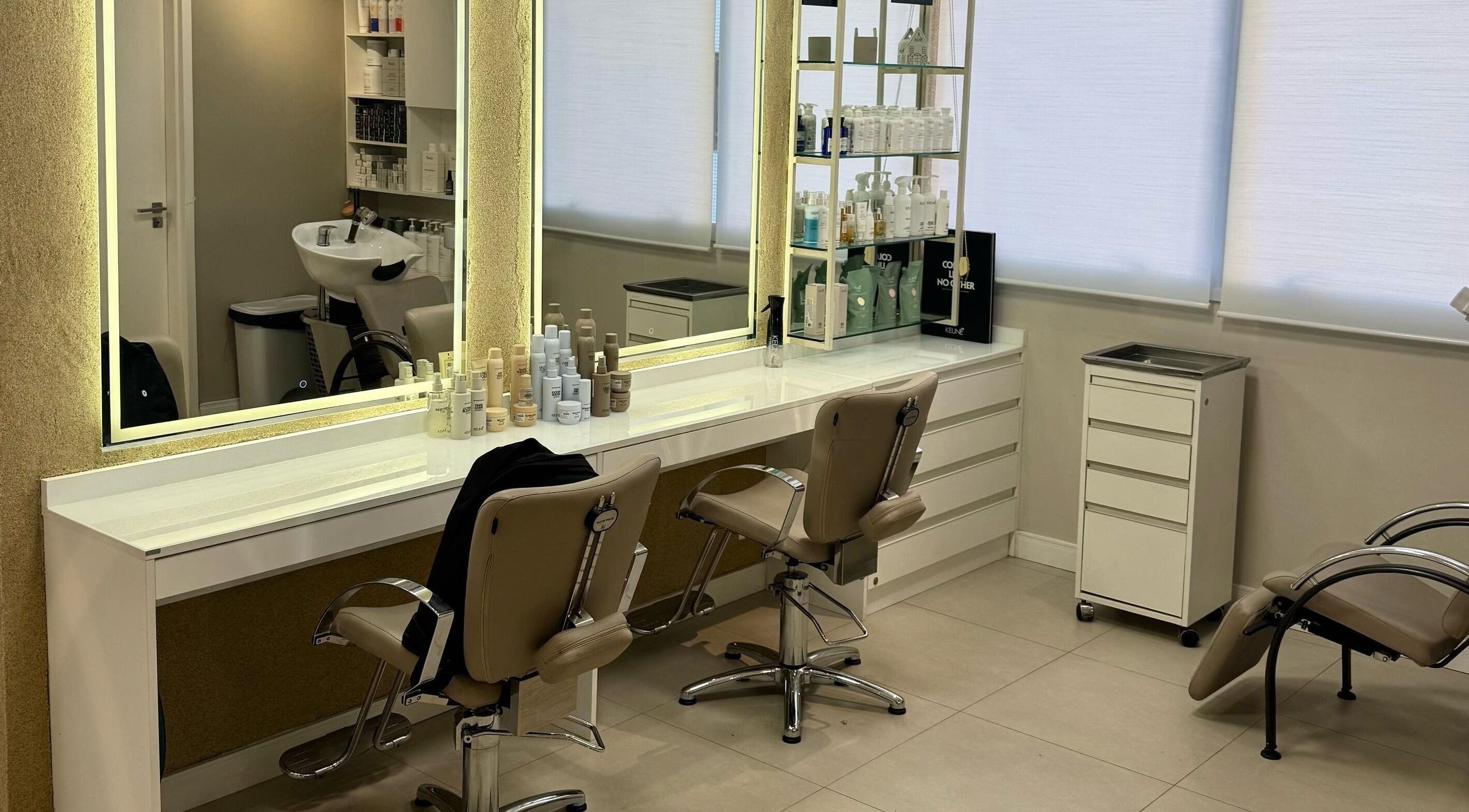 Interior moderno do RB Studio - Cabeleireiro | Colorista & Remoção a Laser em Rio Grande Do Sul, BR.