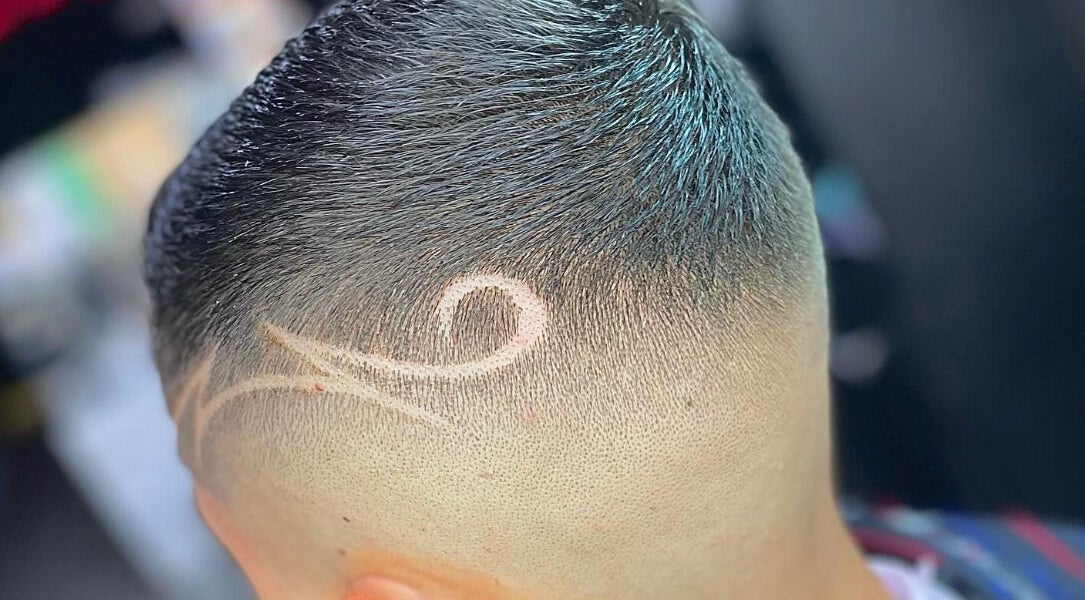 Diseño de corte a máquina en Titos Barber 20, Risaralda, Risaralda, CO con detalle artístico.