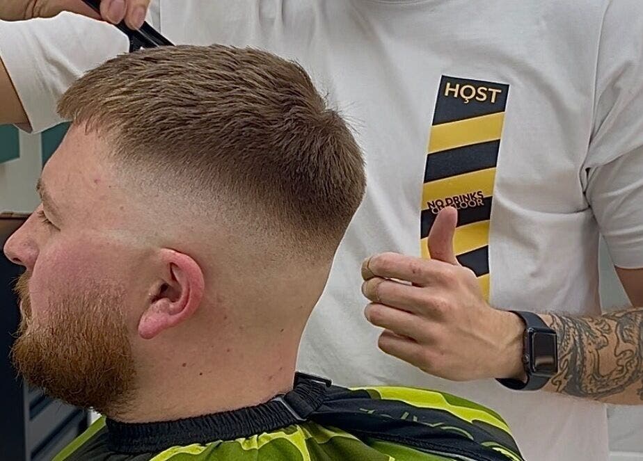 Barber crafting stylish fade haircut at Bez Barber, Birmingham, England, GB.