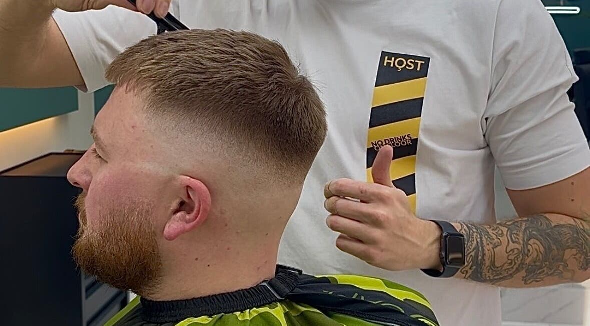 Barber crafting stylish fade haircut at Bez Barber, Birmingham, England, GB.